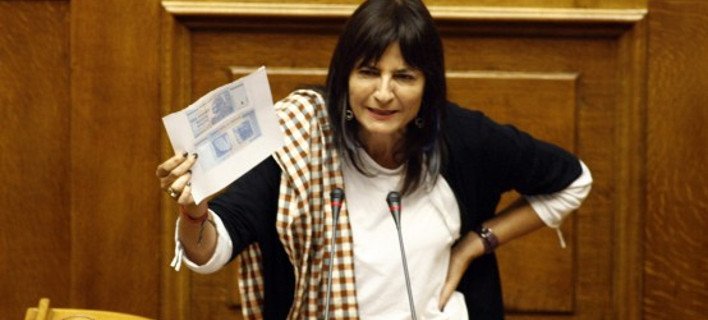 Η Λυμπεράκη με χαρτονομίσματα της Ζιμπάμπουε στη βουλή [εικόνες] | iefimerida.gr 1