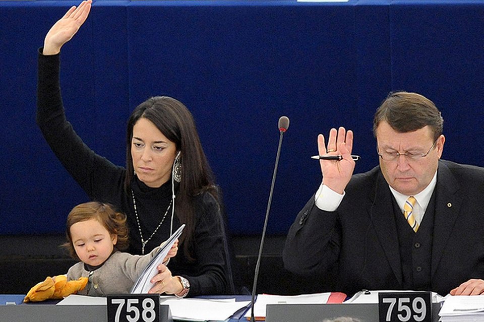 Βικτόρια Τσεριόλι, η πιτσιρίκα που μεγαλώνει μέσα στο Ευρωκοινοβούλιο -Μετέχει στις ψηφοφορίες [εικόνες] | iefimerida.gr 3