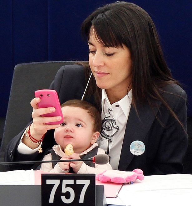 Βικτόρια Τσεριόλι, η πιτσιρίκα που μεγαλώνει μέσα στο Ευρωκοινοβούλιο -Μετέχει στις ψηφοφορίες [εικόνες] | iefimerida.gr 2