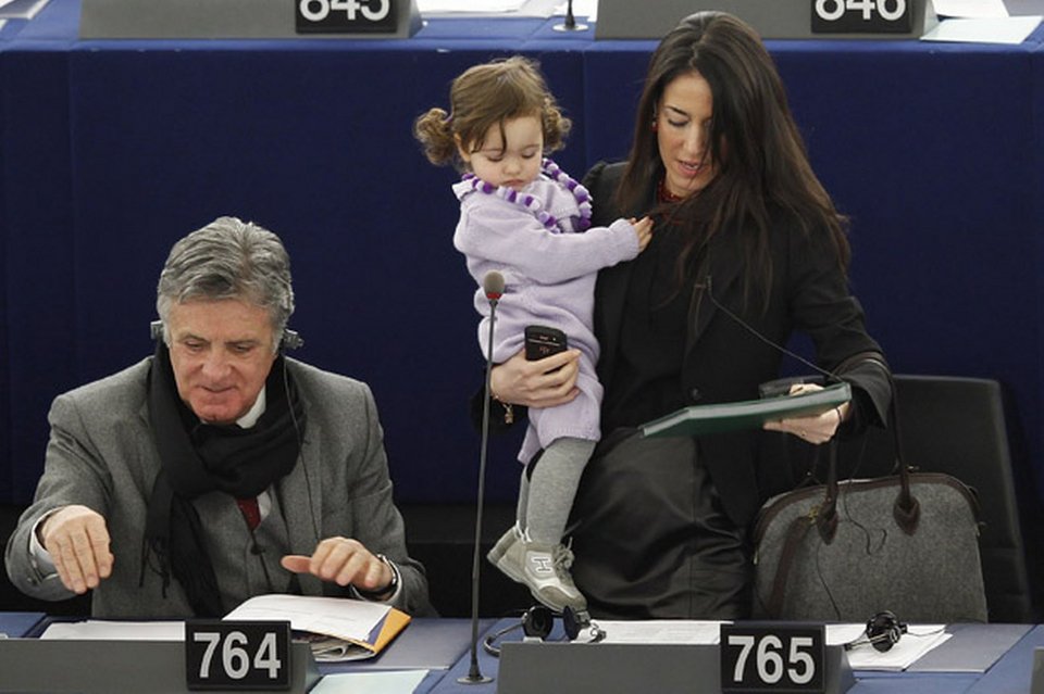 Βικτόρια Τσεριόλι, η πιτσιρίκα που μεγαλώνει μέσα στο Ευρωκοινοβούλιο -Μετέχει στις ψηφοφορίες [εικόνες] | iefimerida.gr 6