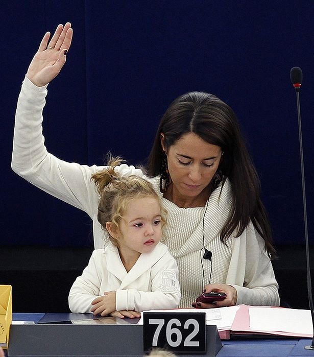 Βικτόρια Τσεριόλι, η πιτσιρίκα που μεγαλώνει μέσα στο Ευρωκοινοβούλιο -Μετέχει στις ψηφοφορίες [εικόνες] | iefimerida.gr 4