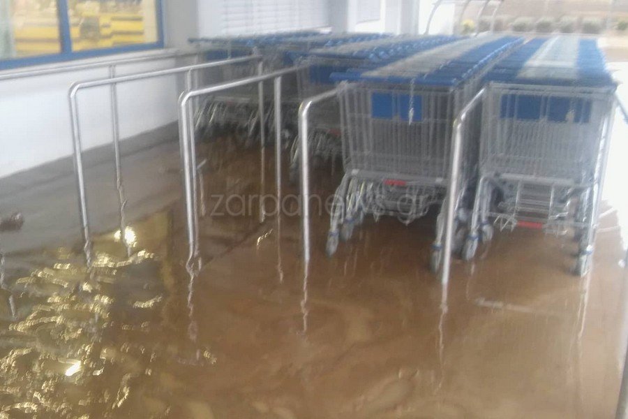 Κακοκαιρία «Χιόνη»: Σε λίμνη μετατράπηκε σούπερ μάρκετ στα Χανιά [εικόνες] | iefimerida.gr 0