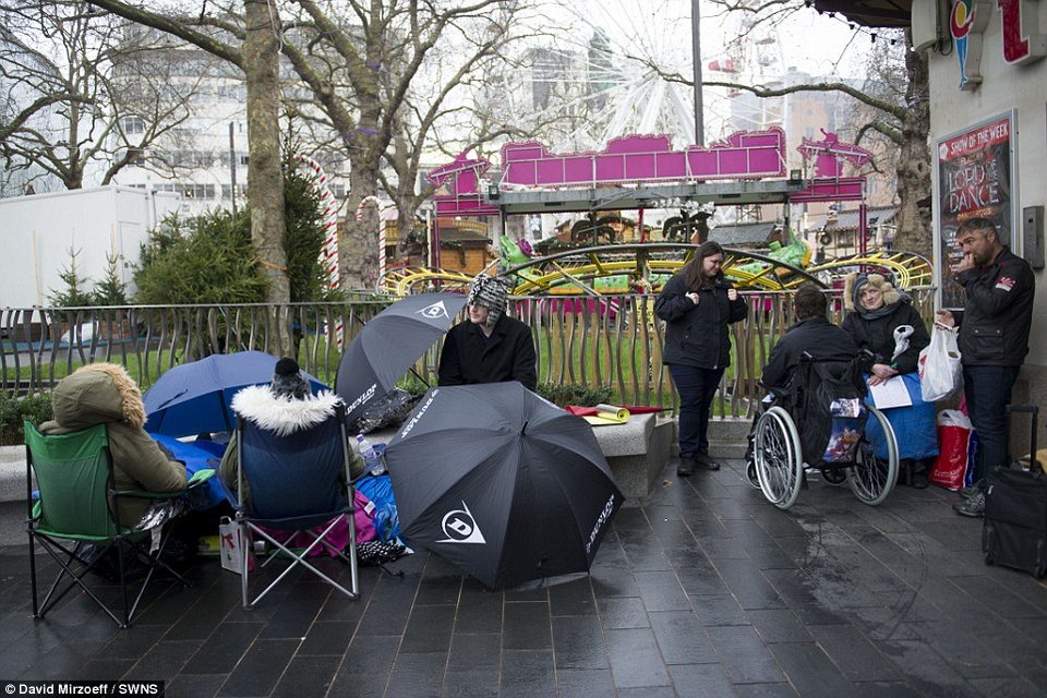 Ουρές για το νέο «Star Wars» -Ενθουσιασμένοι οι φαν περίμεναν με κουβέρτες την προβολή της ταινίας [εικόνες] | iefimerida.gr 1