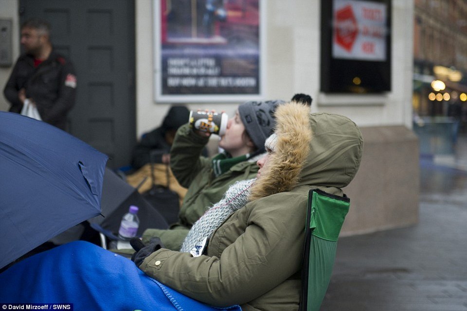 Ουρές για το νέο «Star Wars» -Ενθουσιασμένοι οι φαν περίμεναν με κουβέρτες την προβολή της ταινίας [εικόνες] | iefimerida.gr 2