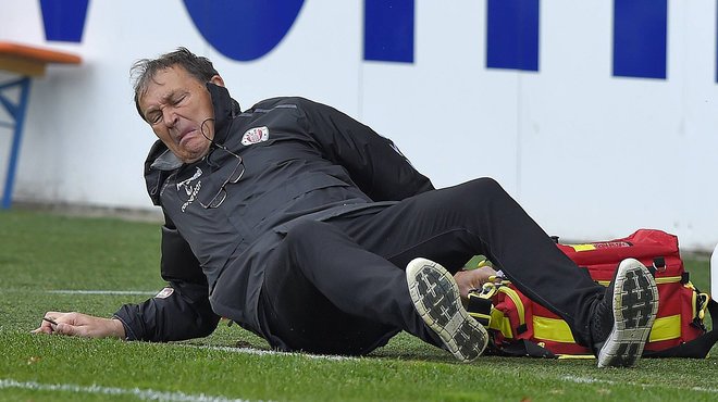 Η άτυχη στιγμή του Εβαλντ Λίνεν - Γλίστρησε και έσπασε το χέρι του κατά τη διάρκεια αγώνα [εικόνες] | iefimerida.gr 2