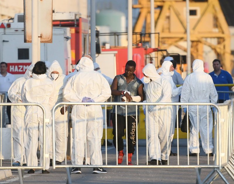 To πλοίο Lifeline έφθασε στο λιμάνι της Βαλέτας -Επειτα από μια εβδομάδα στη Μεσόγειο [εικόνες] | iefimerida.gr 2