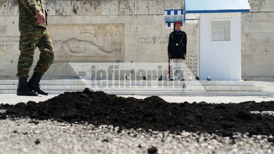  Εργαζόμενοι της ΓΕΝΟΠ-ΔΕΗ έριξαν λιγνίτη μπροστά στο μνημείο του Αγνωστου Στρατιώτη [εικόνα] | iefimerida.gr 0