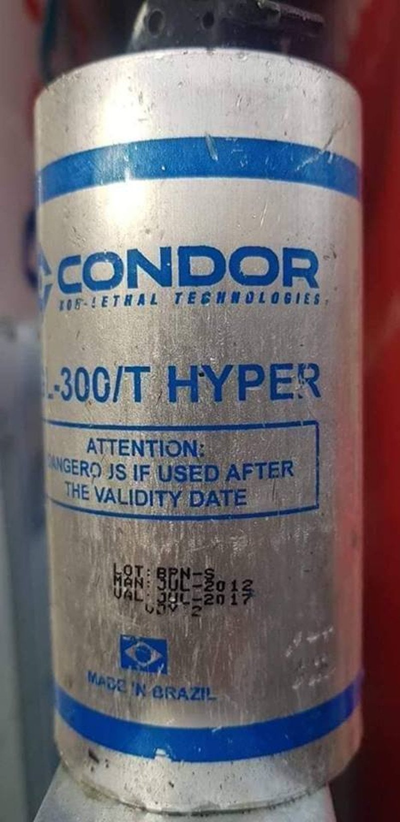 Διαδηλωτές καταγγέλλουν: Τα ΜΑΤ μας έριχναν ληγμένα χημικά [εικόνες] | iefimerida.gr 2