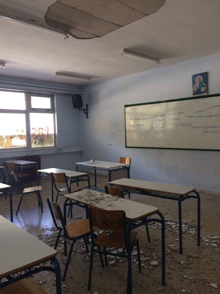 Ιωάννινα: Κομμάτι από την οροφή σχολείου έπεσε πάνω στα θρανία μαθητών [εικόνες]  | iefimerida.gr 0