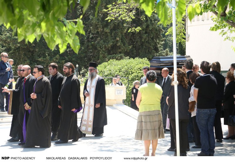 Ανθρωποι του θεάτρου, συγγενείς και φίλοι είπαν το τελευταίο αντίο στην Λίλη Παπαγιάννη [εικόνες] | iefimerida.gr 0