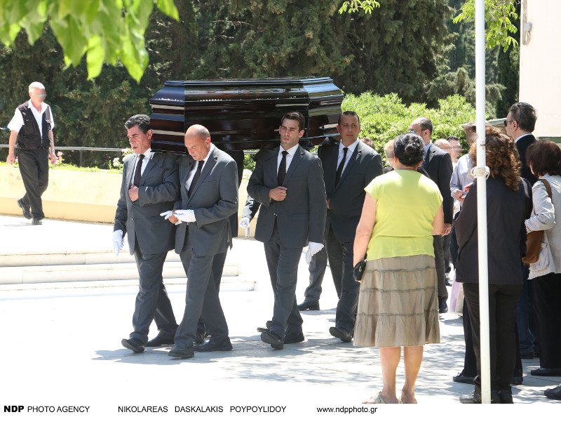 Ανθρωποι του θεάτρου, συγγενείς και φίλοι είπαν το τελευταίο αντίο στην Λίλη Παπαγιάννη [εικόνες] | iefimerida.gr 1