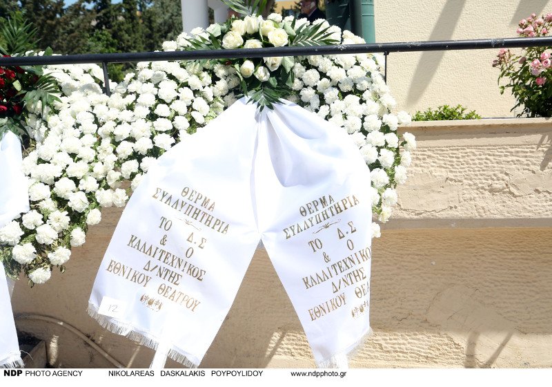 Ανθρωποι του θεάτρου, συγγενείς και φίλοι είπαν το τελευταίο αντίο στην Λίλη Παπαγιάννη [εικόνες] | iefimerida.gr 2