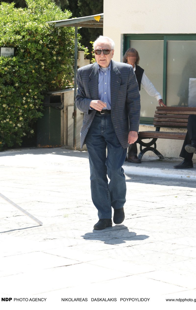 Ανθρωποι του θεάτρου, συγγενείς και φίλοι είπαν το τελευταίο αντίο στην Λίλη Παπαγιάννη [εικόνες] | iefimerida.gr 5