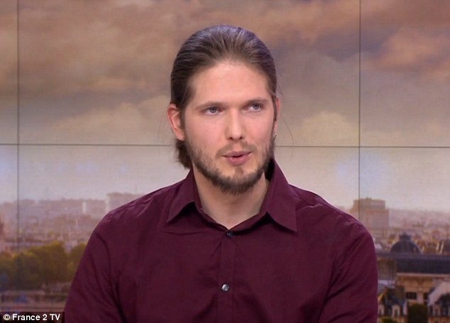 «Επαθα συγκοπή» -Ημουν κάτω από το νεροχύτη και έστελνα sms στην αστυνομία όταν ο δολοφόνος του Charlie Hebdo ήρθε να πιει νερό [εικόνες] | iefimerida.gr 0