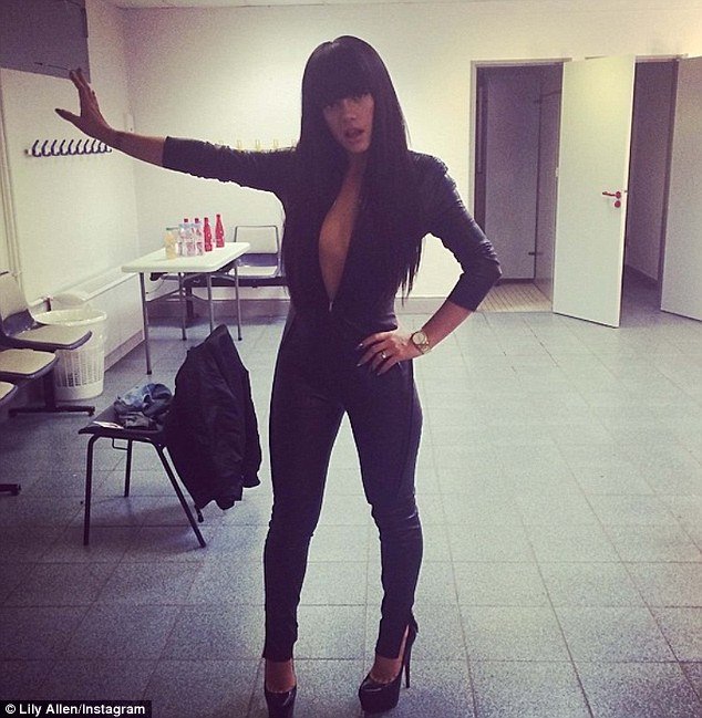 Η Λίλι Αλεν το διασκεδάζει -Ποζάρει γυμνή με ένα λάπτοπ [εικόνες] | iefimerida.gr 1