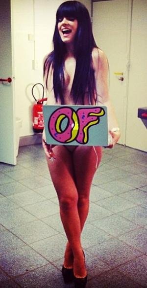 Η Λίλι Αλεν το διασκεδάζει -Ποζάρει γυμνή με ένα λάπτοπ [εικόνες] | iefimerida.gr 0