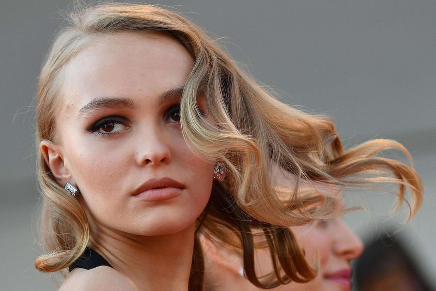 Η κόρη του Τζόνι Ντεπ ηλεκτρίζει την Βενετία με την ομορφιά της [εικόνες] | iefimerida.gr 0