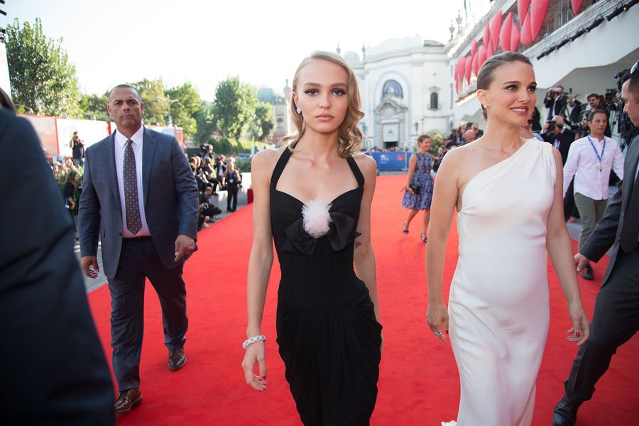 Η κόρη του Τζόνι Ντεπ ηλεκτρίζει την Βενετία με την ομορφιά της [εικόνες] | iefimerida.gr 2