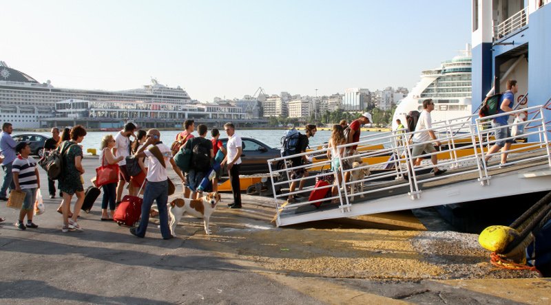 Αδειάζει η Αθήνα -Με πλοία, αεροπλάνα και ΙΧ η έξοδος του Δεκαπενταύγουστου | iefimerida.gr 1