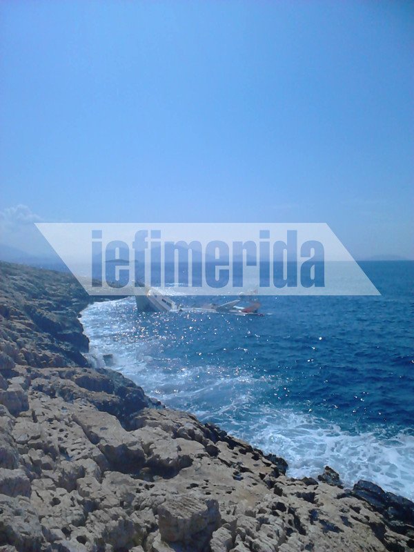 Ναυάγησε θαλαμηγός -Γέμισαν τα Λιμανάκια με συντρίμμια [αποκλειστικές εικόνες] | iefimerida.gr 2