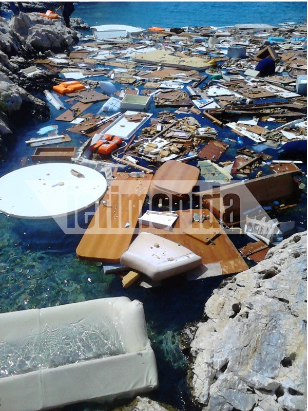 Ναυάγησε θαλαμηγός -Γέμισαν τα Λιμανάκια με συντρίμμια [αποκλειστικές εικόνες] | iefimerida.gr 3