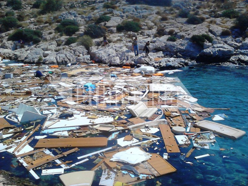 Ναυάγησε θαλαμηγός -Γέμισαν τα Λιμανάκια με συντρίμμια [αποκλειστικές εικόνες] | iefimerida.gr 0