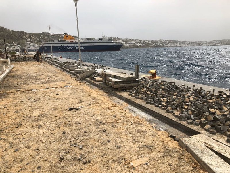 Εργάτες, μπετονιέρες και κυβόλιθοι στο λιμάνι της Μυκόνου  -Τρέχουν για να προλάβουν το καλοκαίρι [εικόνες] | iefimerida.gr 3