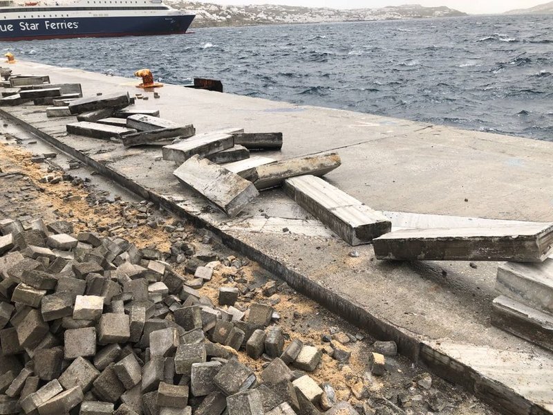 Εργάτες, μπετονιέρες και κυβόλιθοι στο λιμάνι της Μυκόνου  -Τρέχουν για να προλάβουν το καλοκαίρι [εικόνες] | iefimerida.gr 4