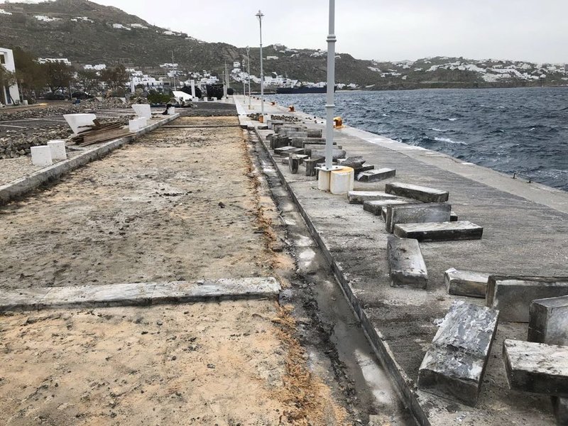 Εργάτες, μπετονιέρες και κυβόλιθοι στο λιμάνι της Μυκόνου  -Τρέχουν για να προλάβουν το καλοκαίρι [εικόνες] | iefimerida.gr 5