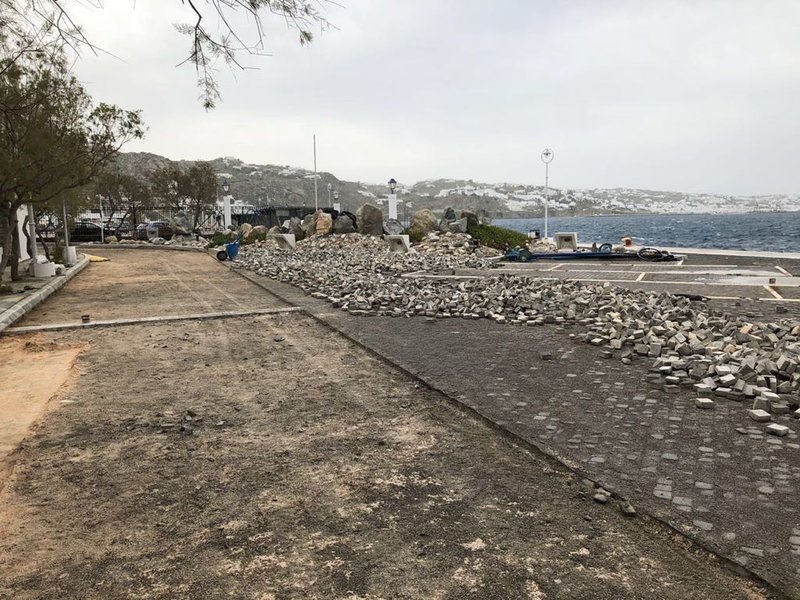 Εργάτες, μπετονιέρες και κυβόλιθοι στο λιμάνι της Μυκόνου  -Τρέχουν για να προλάβουν το καλοκαίρι [εικόνες] | iefimerida.gr 6