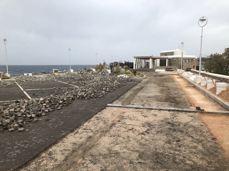 Εργάτες, μπετονιέρες και κυβόλιθοι στο λιμάνι της Μυκόνου  -Τρέχουν για να προλάβουν το καλοκαίρι [εικόνες] | iefimerida.gr 7