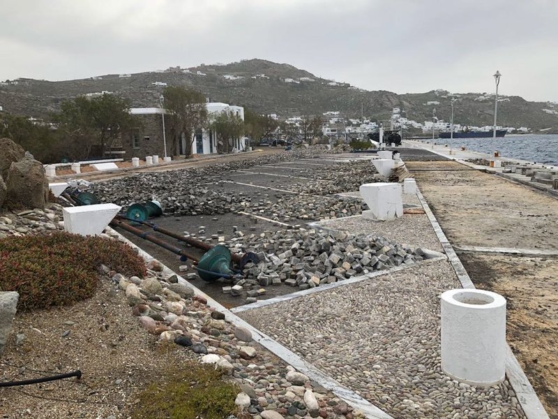 Εργάτες, μπετονιέρες και κυβόλιθοι στο λιμάνι της Μυκόνου  -Τρέχουν για να προλάβουν το καλοκαίρι [εικόνες] | iefimerida.gr 8