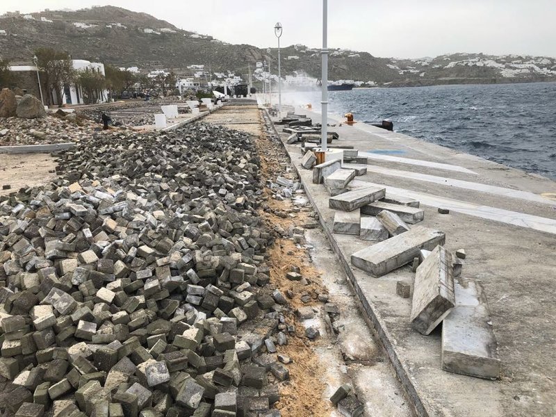 Εργάτες, μπετονιέρες και κυβόλιθοι στο λιμάνι της Μυκόνου  -Τρέχουν για να προλάβουν το καλοκαίρι [εικόνες] | iefimerida.gr 9