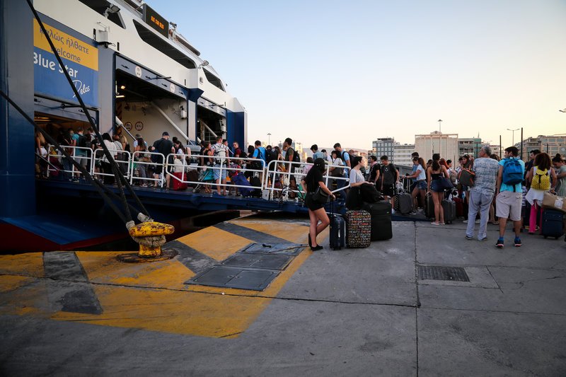 Οι Αθηναίοι φεύγουν διακοπές -Αυξημένη η κίνηση στο λιμάνι του Πειραιά το πρωί [εικόνες] | iefimerida.gr 9