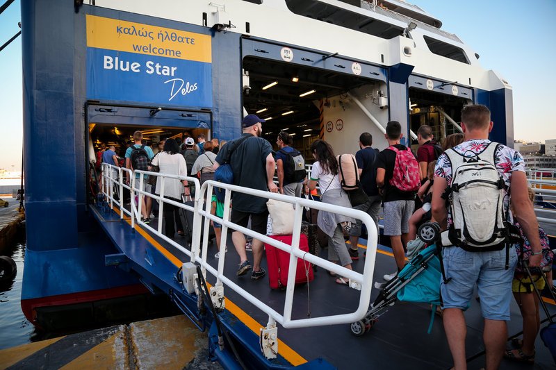 Οι Αθηναίοι φεύγουν διακοπές -Αυξημένη η κίνηση στο λιμάνι του Πειραιά το πρωί [εικόνες] | iefimerida.gr 10