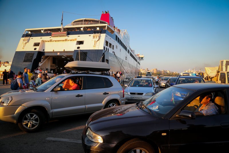 Οι Αθηναίοι φεύγουν διακοπές -Αυξημένη η κίνηση στο λιμάνι του Πειραιά το πρωί [εικόνες] | iefimerida.gr 11