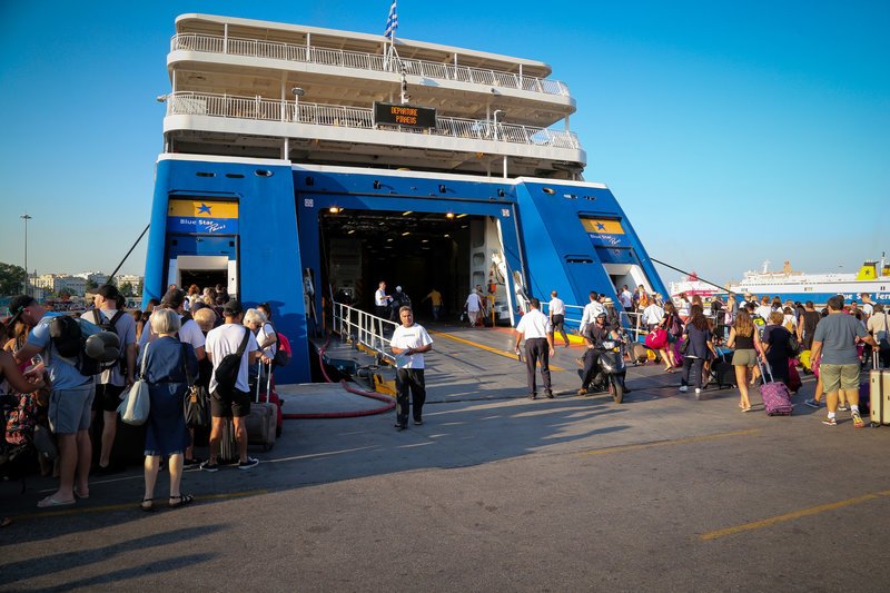 Οι Αθηναίοι φεύγουν διακοπές -Αυξημένη η κίνηση στο λιμάνι του Πειραιά το πρωί [εικόνες] | iefimerida.gr 12