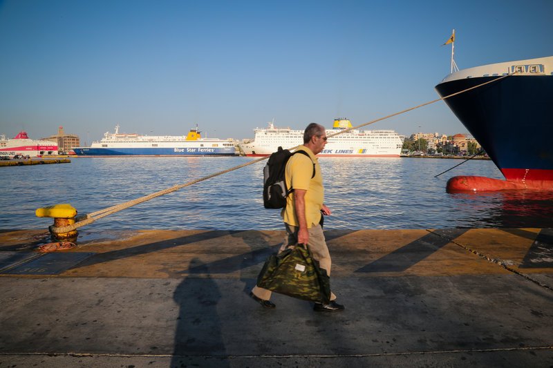 Οι Αθηναίοι φεύγουν διακοπές -Αυξημένη η κίνηση στο λιμάνι του Πειραιά το πρωί [εικόνες] | iefimerida.gr 0