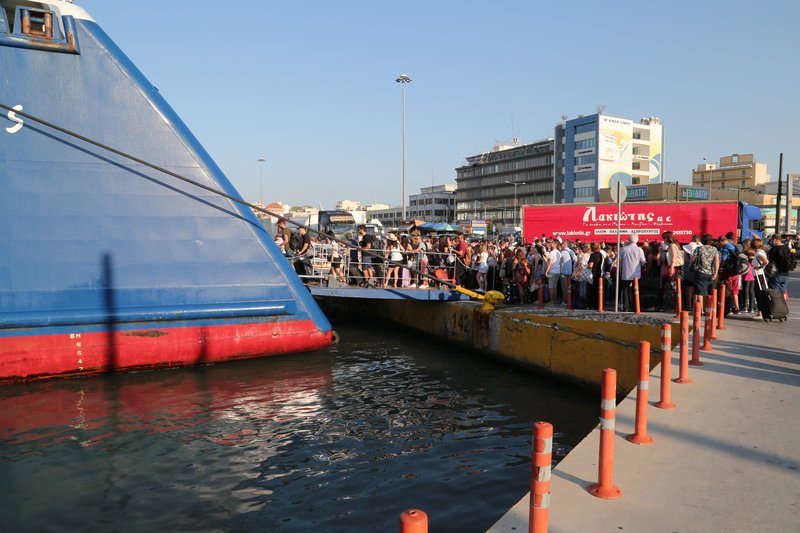 Οι Αθηναίοι φεύγουν διακοπές -Αυξημένη η κίνηση στο λιμάνι του Πειραιά το πρωί [εικόνες] | iefimerida.gr 1