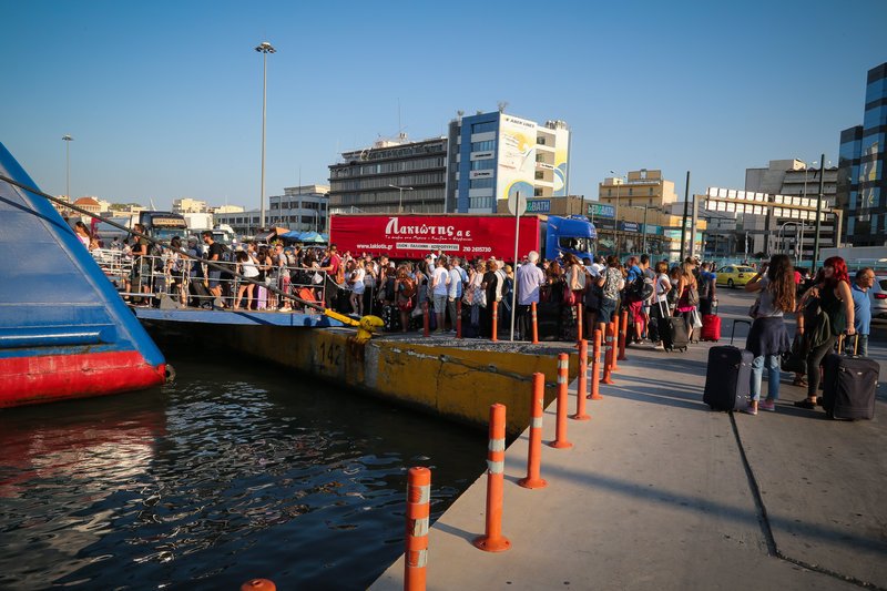 Οι Αθηναίοι φεύγουν διακοπές -Αυξημένη η κίνηση στο λιμάνι του Πειραιά το πρωί [εικόνες] | iefimerida.gr 2