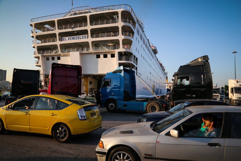Οι Αθηναίοι φεύγουν διακοπές -Αυξημένη η κίνηση στο λιμάνι του Πειραιά το πρωί [εικόνες] | iefimerida.gr 4