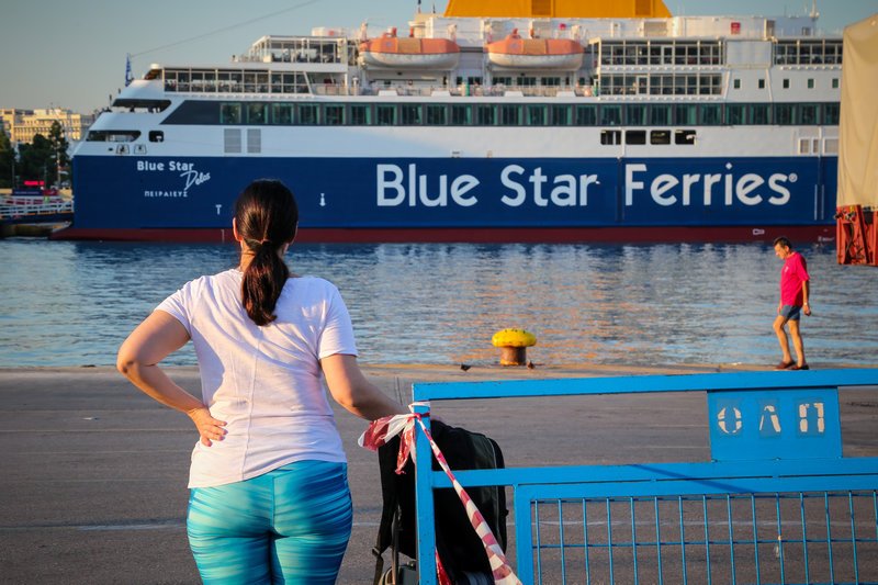 Οι Αθηναίοι φεύγουν διακοπές -Αυξημένη η κίνηση στο λιμάνι του Πειραιά το πρωί [εικόνες] | iefimerida.gr 5