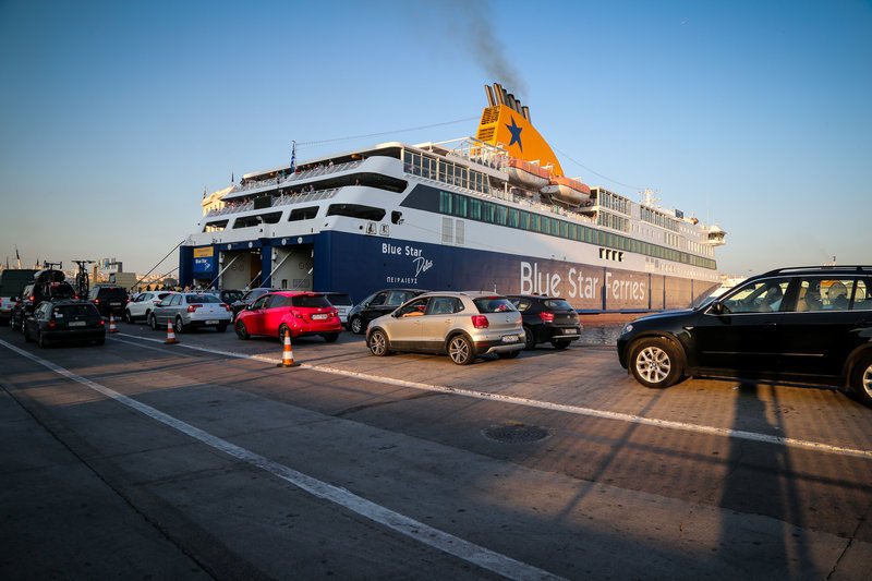 Οι Αθηναίοι φεύγουν διακοπές -Αυξημένη η κίνηση στο λιμάνι του Πειραιά το πρωί [εικόνες] | iefimerida.gr 6