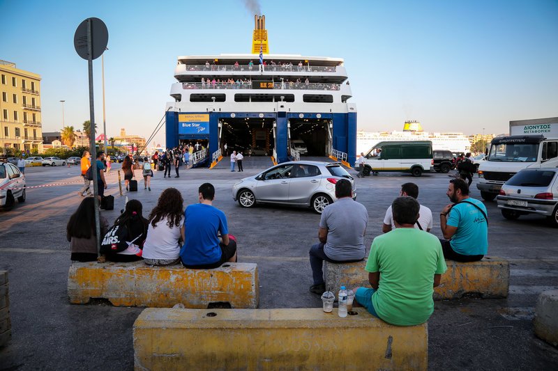 Οι Αθηναίοι φεύγουν διακοπές -Αυξημένη η κίνηση στο λιμάνι του Πειραιά το πρωί [εικόνες] | iefimerida.gr 7