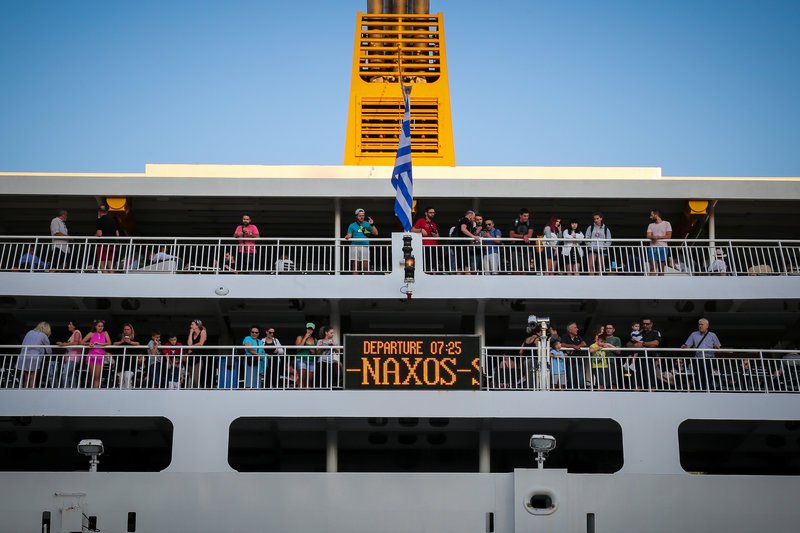 Οι Αθηναίοι φεύγουν διακοπές -Αυξημένη η κίνηση στο λιμάνι του Πειραιά το πρωί [εικόνες] | iefimerida.gr 8