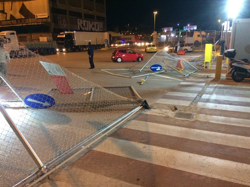 Μέλη του ΠΑΜΕ έριξαν περίφραξη στο λιμάνι του Πειραιά [εικόνα] | iefimerida.gr 0