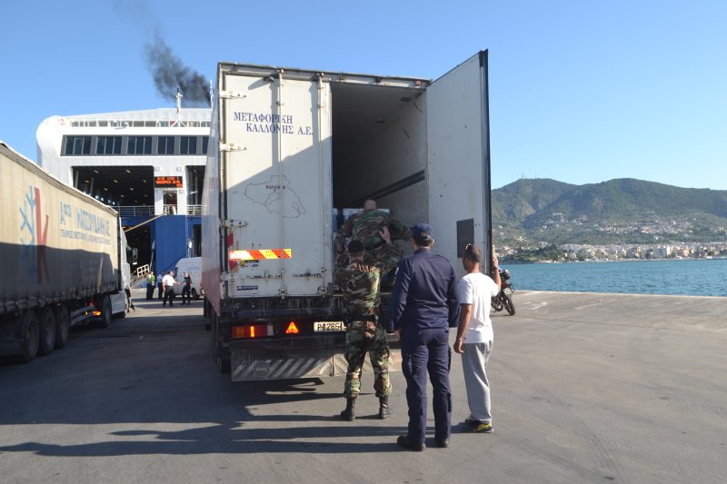 Μυτιλήνη: Πρόσφυγες κρύβονται σε φορτηγά για να ταξιδέψουν στην Αθήνα [εικόνες] | iefimerida.gr 2