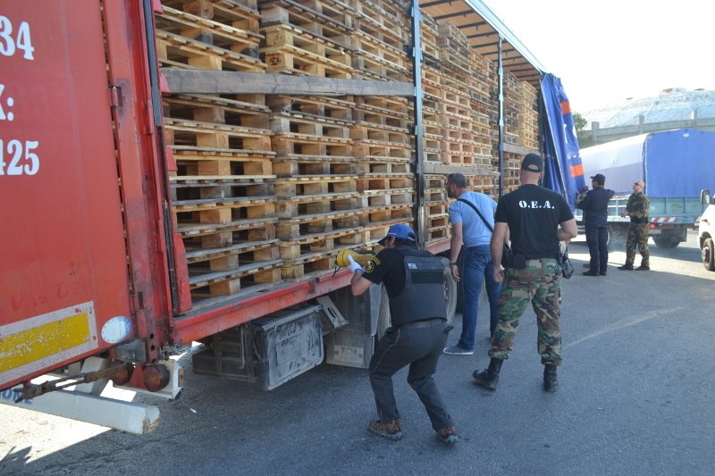 Μυτιλήνη: Πρόσφυγες κρύβονται σε φορτηγά για να ταξιδέψουν στην Αθήνα [εικόνες] | iefimerida.gr 3