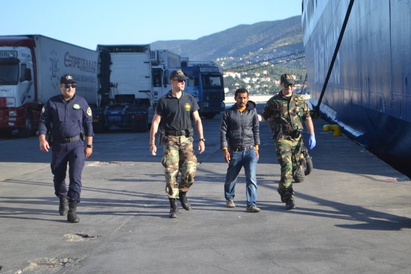 Μυτιλήνη: Πρόσφυγες κρύβονται σε φορτηγά για να ταξιδέψουν στην Αθήνα [εικόνες] | iefimerida.gr 0