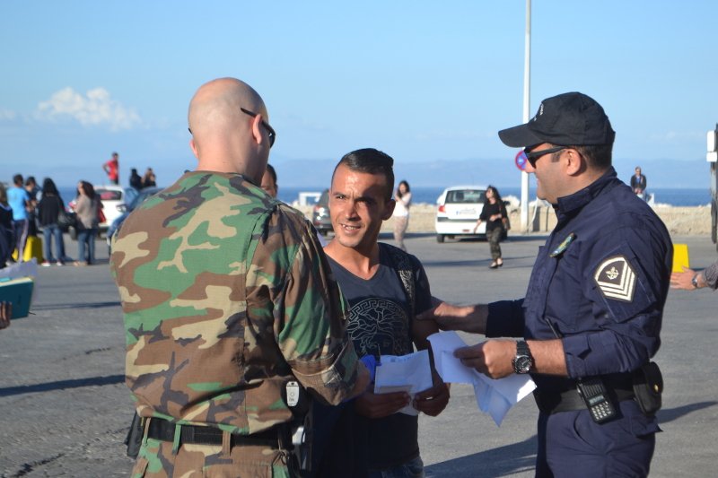 Μυτιλήνη: Πρόσφυγες κρύβονται σε φορτηγά για να ταξιδέψουν στην Αθήνα [εικόνες] | iefimerida.gr 1